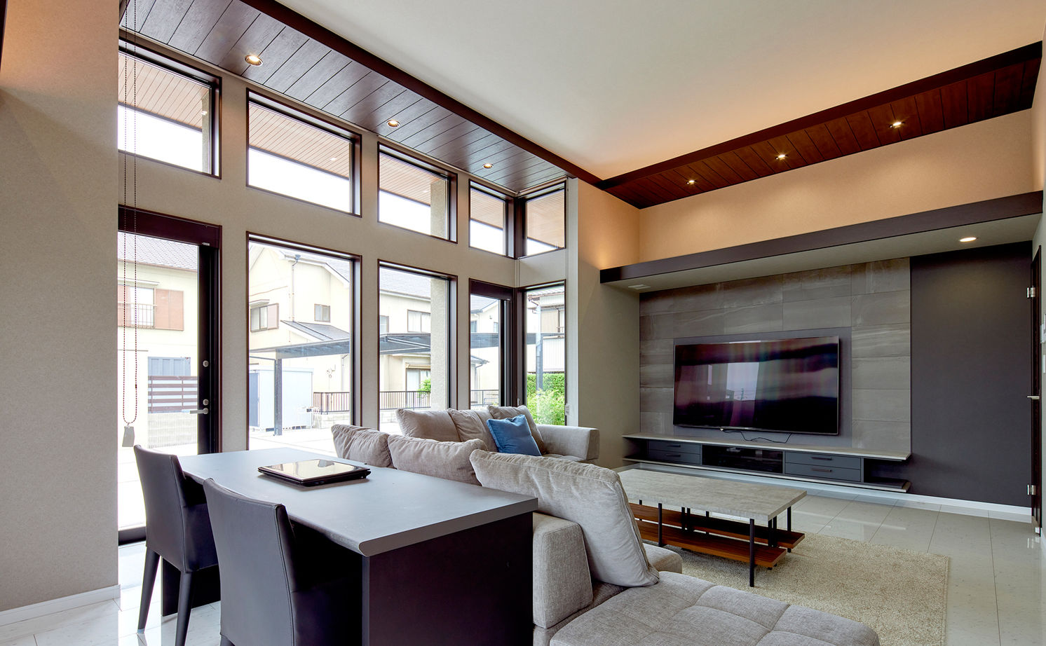 ロイヤルウッド 【95坪×二世帯住宅】凹凸のあるデザインと素材感が際立つ外観、室内の静寂。二世帯が心豊かに暮らせる邸宅の建築実例画像5