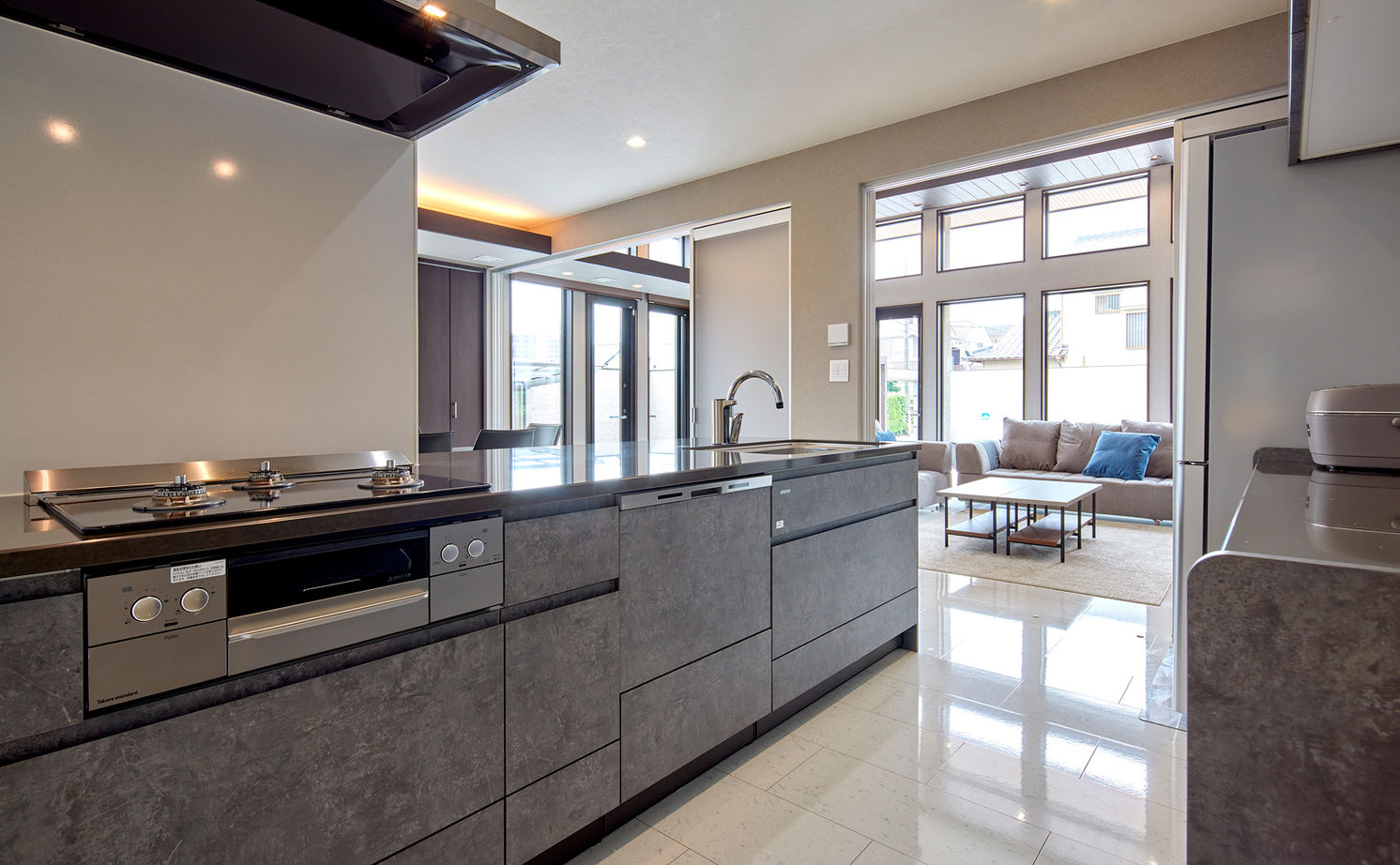 ロイヤルウッド 【95坪×二世帯住宅】凹凸のあるデザインと素材感が際立つ外観、室内の静寂。二世帯が心豊かに暮らせる邸宅の建築実例画像6