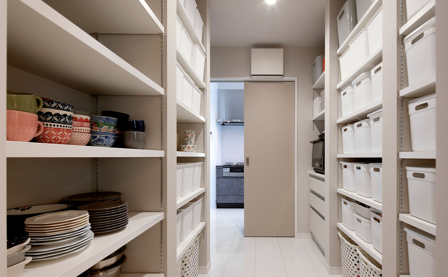 ロイヤルウッド 【95坪×二世帯住宅】凹凸のあるデザインと素材感が際立つ外観、室内の静寂。二世帯が心豊かに暮らせる邸宅の建築実例画像7