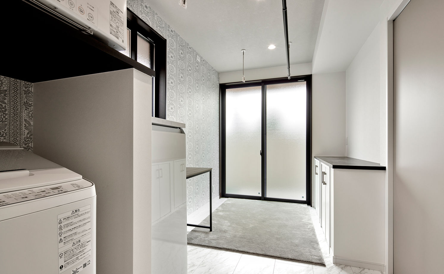 ロイヤルウッド 【95坪×二世帯住宅】凹凸のあるデザインと素材感が際立つ外観、室内の静寂。二世帯が心豊かに暮らせる邸宅の建築実例画像9