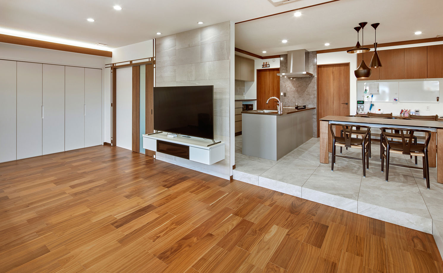 ロイヤルウッド 【95坪×二世帯住宅】凹凸のあるデザインと素材感が際立つ外観、室内の静寂。二世帯が心豊かに暮らせる邸宅の建築実例画像12