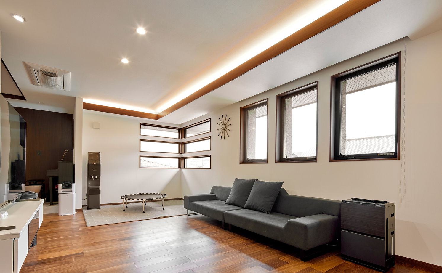 ロイヤルウッド 【95坪×二世帯住宅】凹凸のあるデザインと素材感が際立つ外観、室内の静寂。二世帯が心豊かに暮らせる邸宅の建築実例画像13