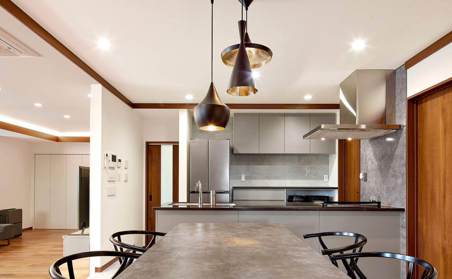 ロイヤルウッド 【95坪×二世帯住宅】凹凸のあるデザインと素材感が際立つ外観、室内の静寂。二世帯が心豊かに暮らせる邸宅の建築実例画像14