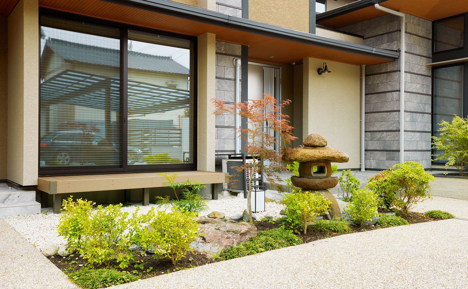 ロイヤルウッド 【95坪×二世帯住宅】凹凸のあるデザインと素材感が際立つ外観、室内の静寂。二世帯が心豊かに暮らせる邸宅の建築実例画像20