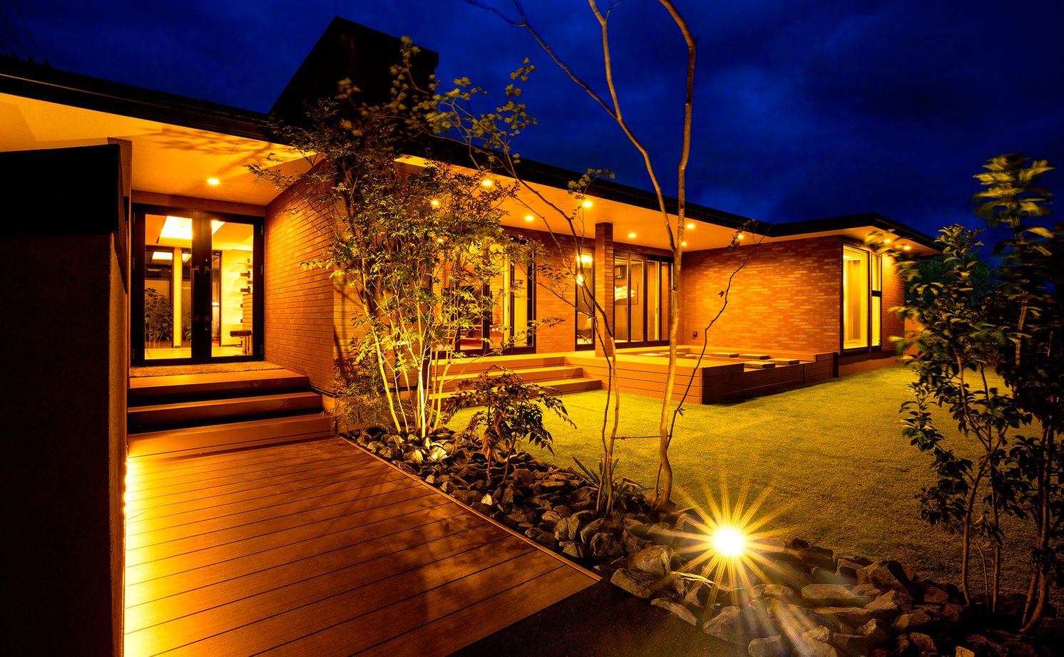 ロイヤルウッド 【38坪×平屋×非日常】家に帰るのが「旅」になる。水平ラインが際立つ平屋で、日常を離れてスイッチオフの建築実例画像2