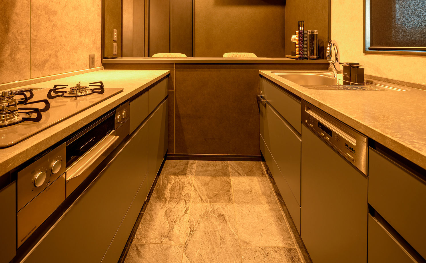 ロイヤルウッド 【38坪×平屋×非日常】家に帰るのが「旅」になる。水平ラインが際立つ平屋で、日常を離れてスイッチオフの建築実例画像16