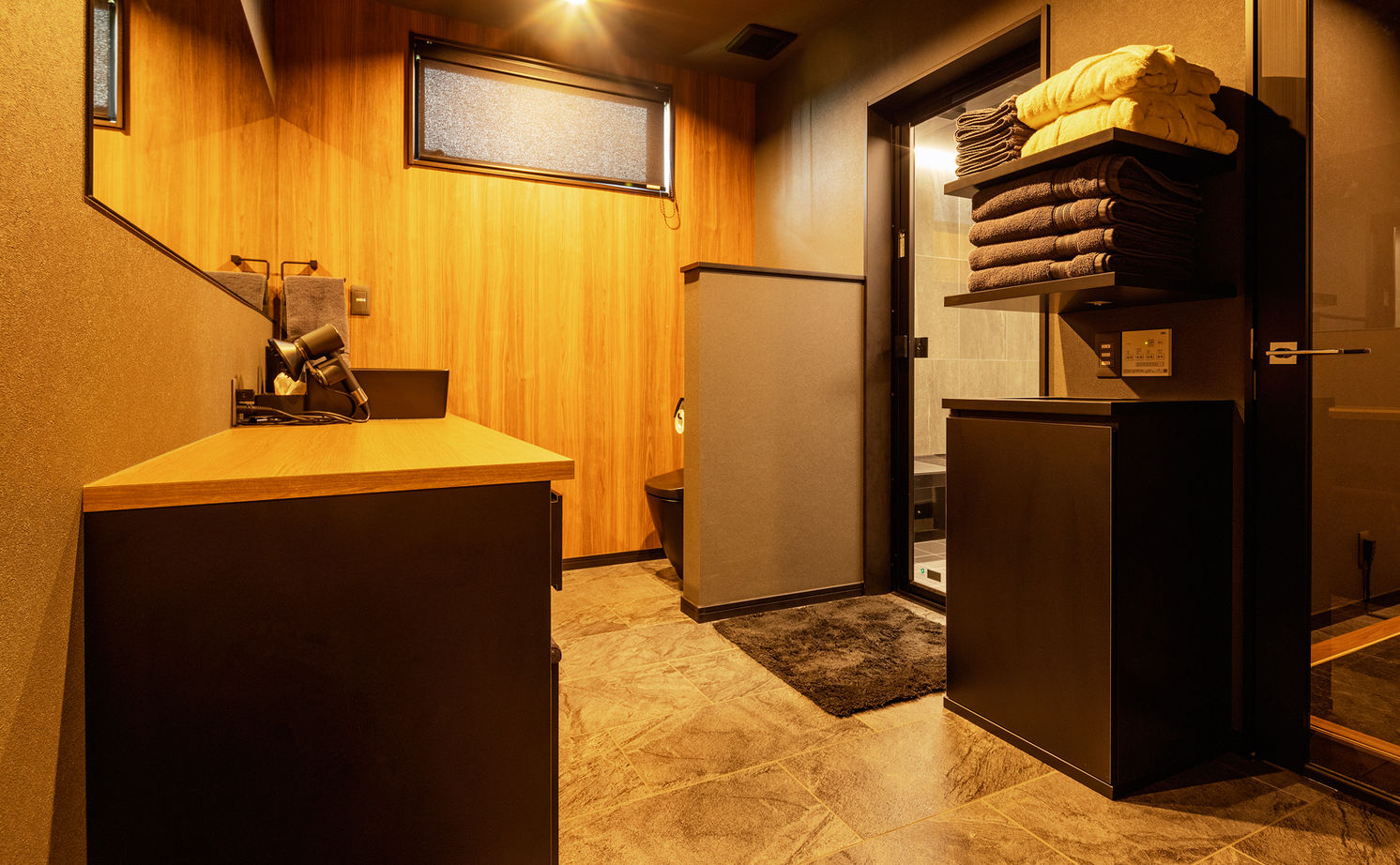 ロイヤルウッド 【38坪×平屋×非日常】家に帰るのが「旅」になる。水平ラインが際立つ平屋で、日常を離れてスイッチオフの建築実例画像17