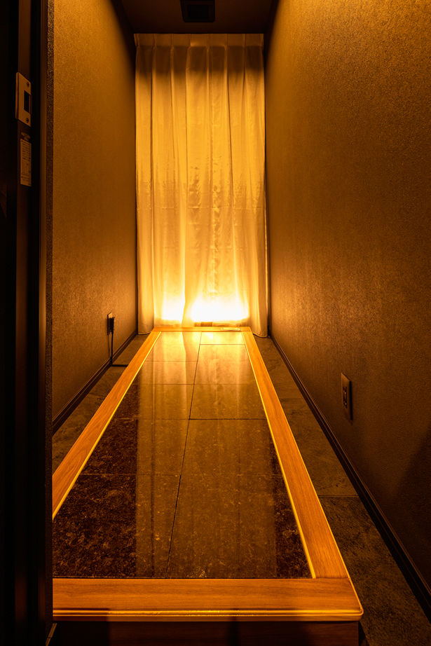 ロイヤルウッド 【38坪×平屋×非日常】家に帰るのが「旅」になる。水平ラインが際立つ平屋で、日常を離れてスイッチオフの建築実例画像18