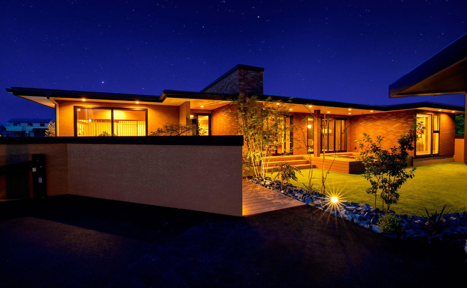 ロイヤルウッド 【38坪×平屋×非日常】家に帰るのが「旅」になる。水平ラインが際立つ平屋で、日常を離れてスイッチオフの建築実例画像20