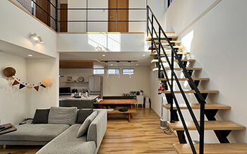 ロイヤルウッド 【36坪×吹き抜け】南が日陰になる旗竿地でも、設計の工夫で大きな窓と吹き抜けから陽がたっぷり射し込む家の建築実例画像2