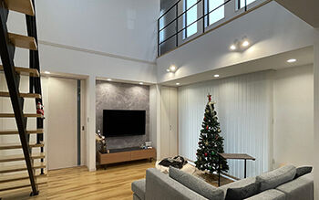 ロイヤルウッド 【36坪×吹き抜け】南が日陰になる旗竿地でも、設計の工夫で大きな窓と吹き抜けから陽がたっぷり射し込む家の建築実例画像3