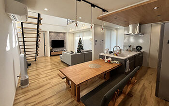 ロイヤルウッド 【36坪×吹き抜け】南が日陰になる旗竿地でも、設計の工夫で大きな窓と吹き抜けから陽がたっぷり射し込む家の建築実例画像4