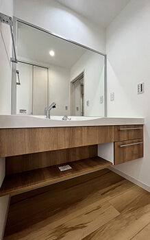 ロイヤルウッド 【36坪×吹き抜け】南が日陰になる旗竿地でも、設計の工夫で大きな窓と吹き抜けから陽がたっぷり射し込む家の建築実例画像6