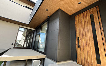 ロイヤルウッド 【36坪×吹き抜け】南が日陰になる旗竿地でも、設計の工夫で大きな窓と吹き抜けから陽がたっぷり射し込む家の建築実例画像9