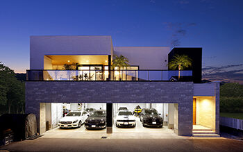 ロイヤルウッド 【98坪×インナーガレージ】ショールームのようなガレージと南国リゾートスタイルの住まいの建築実例画像1