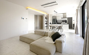 ロイヤルウッド 【98坪×インナーガレージ】ショールームのようなガレージと南国リゾートスタイルの住まいの建築実例画像2