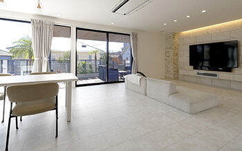 ロイヤルウッド 【98坪×インナーガレージ】ショールームのようなガレージと南国リゾートスタイルの住まいの建築実例画像3