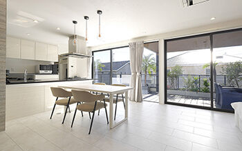 ロイヤルウッド 【98坪×インナーガレージ】ショールームのようなガレージと南国リゾートスタイルの住まいの建築実例画像4