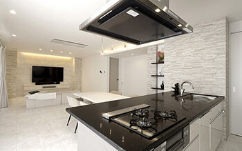 ロイヤルウッド 【98坪×インナーガレージ】ショールームのようなガレージと南国リゾートスタイルの住まいの建築実例画像5