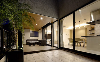 ロイヤルウッド 【98坪×インナーガレージ】ショールームのようなガレージと南国リゾートスタイルの住まいの建築実例画像6