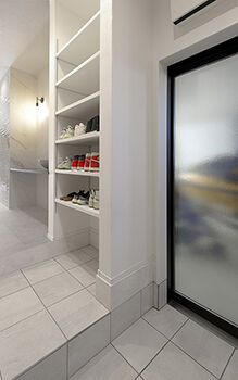 ロイヤルウッド 【98坪×インナーガレージ】ショールームのようなガレージと南国リゾートスタイルの住まいの建築実例画像9