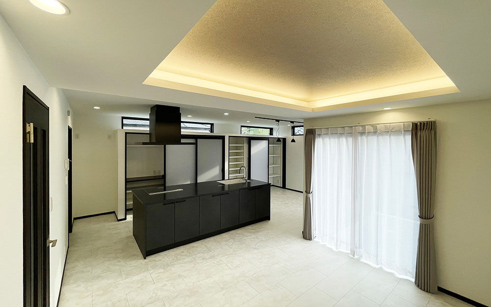 ロイヤルウッド 【41坪×二世帯×非日常】強い構造の中に、ホテルライクな寛ぎを。モノトーンの素材で上質感を楽しむ家の建築実例画像2