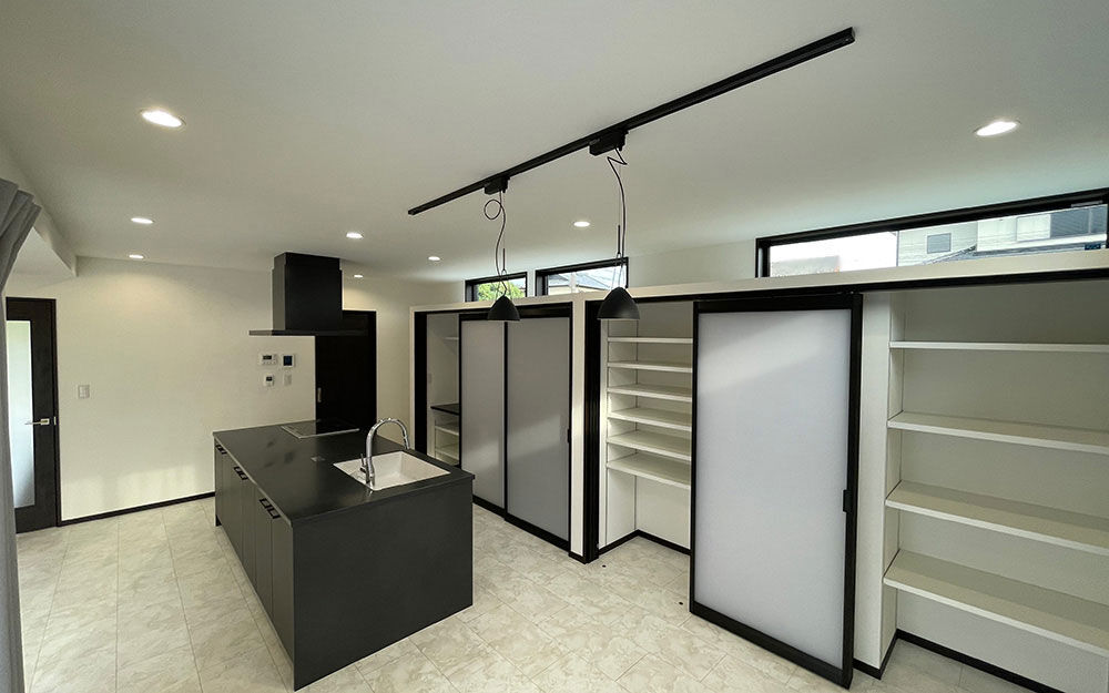 ロイヤルウッド 【41坪×二世帯×非日常】強い構造の中に、ホテルライクな寛ぎを。モノトーンの素材で上質感を楽しむ家の建築実例画像3