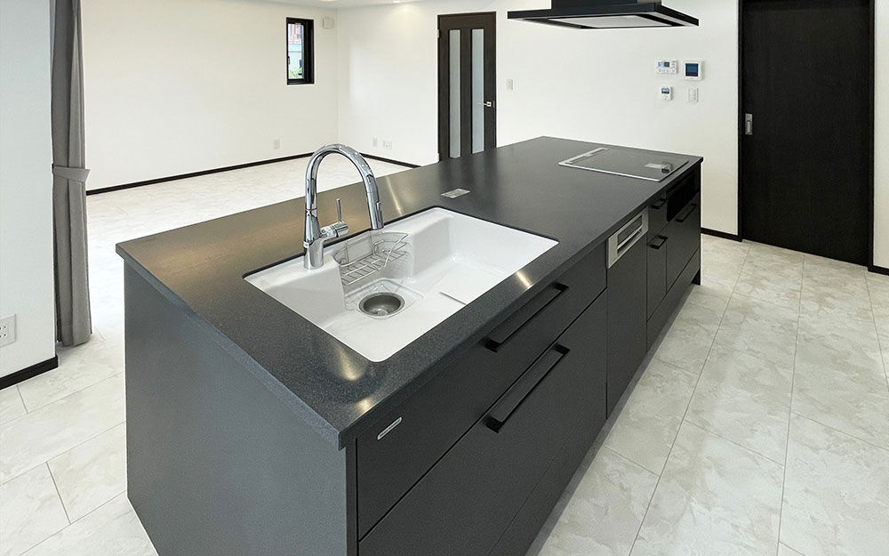 ロイヤルウッド 【41坪×二世帯×非日常】強い構造の中に、ホテルライクな寛ぎを。モノトーンの素材で上質感を楽しむ家の建築実例画像4