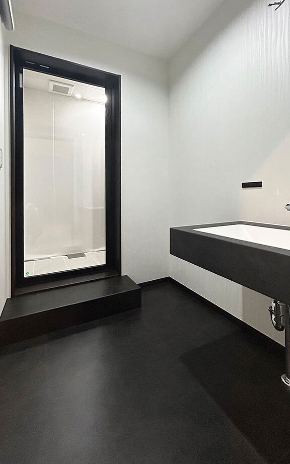 ロイヤルウッド 【41坪×二世帯×非日常】強い構造の中に、ホテルライクな寛ぎを。モノトーンの素材で上質感を楽しむ家の建築実例画像6