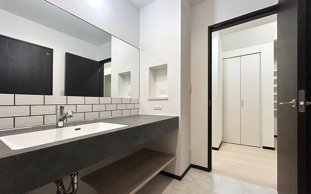 ロイヤルウッド 【41坪×二世帯×非日常】強い構造の中に、ホテルライクな寛ぎを。モノトーンの素材で上質感を楽しむ家の建築実例画像7