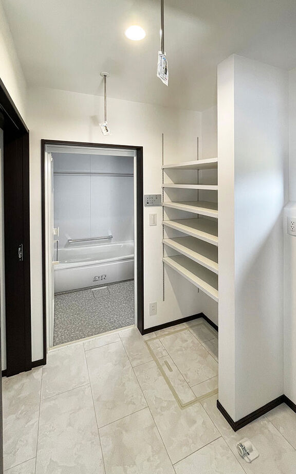 ロイヤルウッド 【41坪×二世帯×非日常】強い構造の中に、ホテルライクな寛ぎを。モノトーンの素材で上質感を楽しむ家の建築実例画像8