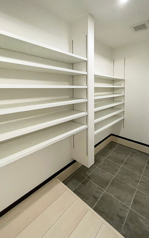 ロイヤルウッド 【41坪×二世帯×非日常】強い構造の中に、ホテルライクな寛ぎを。モノトーンの素材で上質感を楽しむ家の建築実例画像9