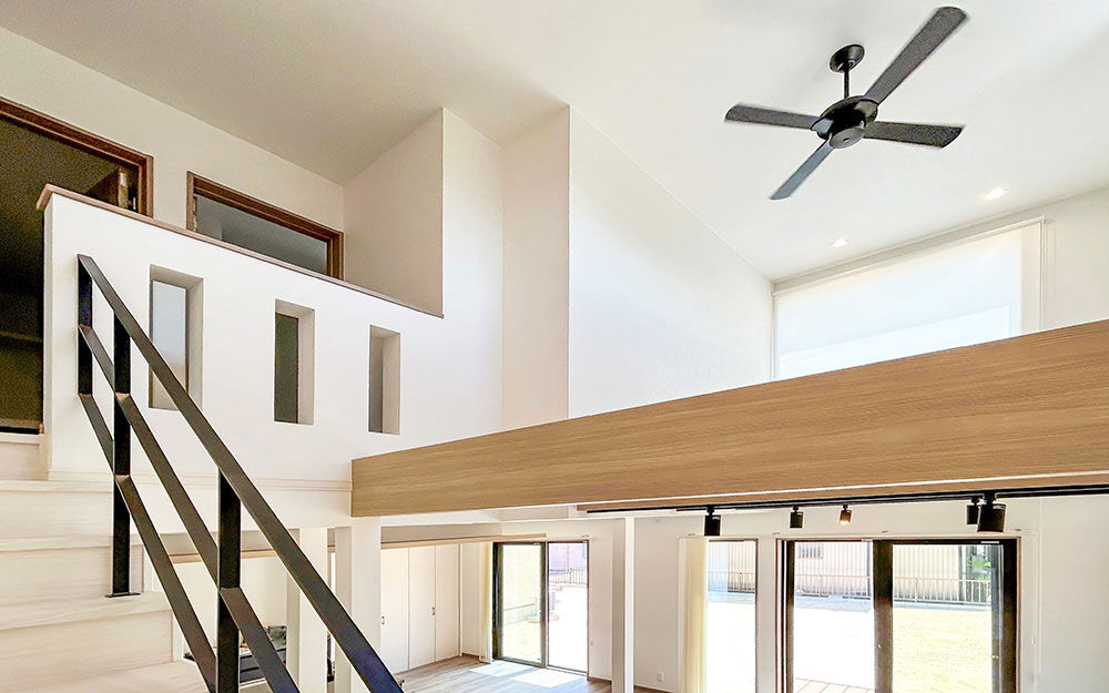 ロイヤルウッド 【34坪×吹抜け×高断熱】大きな吹抜けを見上げて、特別感に浸る家。冬に暖かく過ごせる断熱性にも満足の建築実例画像4