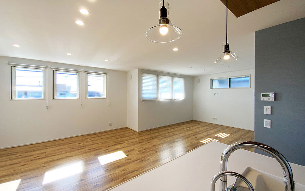 ロイヤルウッド 【106坪×二世帯×ガレージハウス】二世帯の空間とビルトインガレージ、仕事場を巧みに凝縮したモダンな家の建築実例画像2