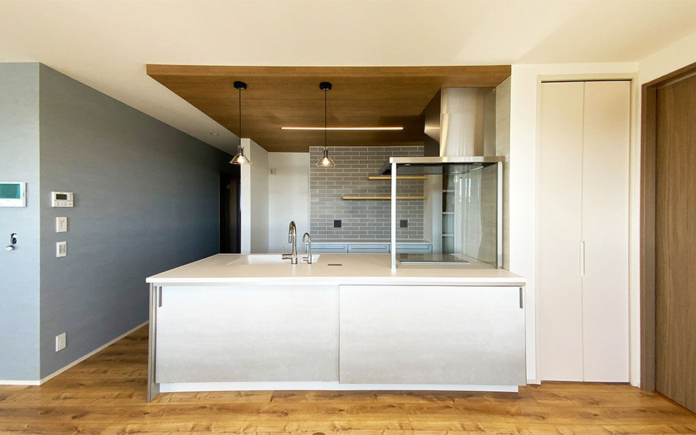 ロイヤルウッド 【106坪×二世帯×ガレージハウス】二世帯の空間とビルトインガレージ、仕事場を巧みに凝縮したモダンな家の建築実例画像3