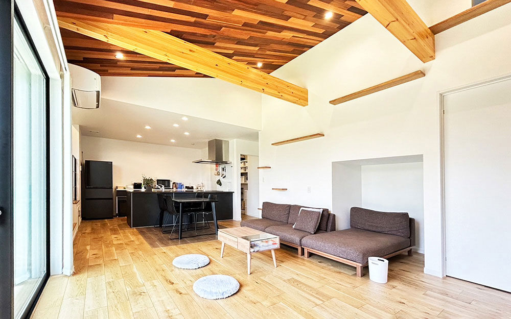 ロイヤルウッド 【34坪×ペット仕様×平屋風】梁やキャットウォークに猫たちもご機嫌。スキップフロアで変化を楽しむ半平屋の建築実例画像2