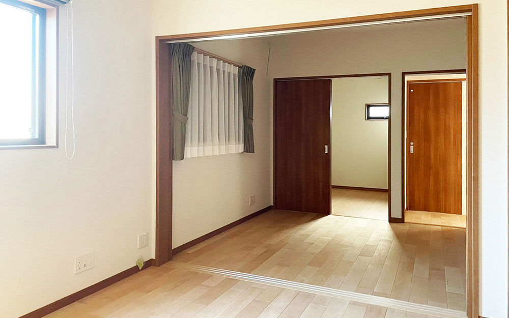 ロイヤルウッド 【72坪×二世帯住宅×和モダン】日本庭園と溶け合う、端正な外観。二世帯の安心と心地よさを兼備した家の建築実例画像5