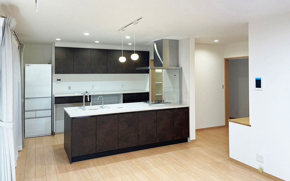 ロイヤルウッド 【72坪×二世帯住宅×和モダン】日本庭園と溶け合う、端正な外観。二世帯の安心と心地よさを兼備した家の建築実例画像6