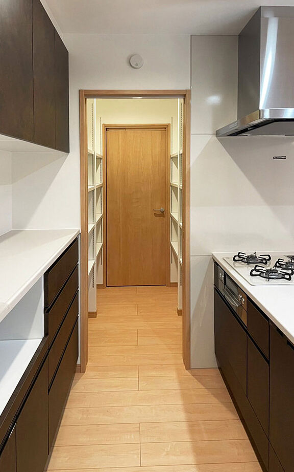 ロイヤルウッド 【72坪×二世帯住宅×和モダン】日本庭園と溶け合う、端正な外観。二世帯の安心と心地よさを兼備した家の建築実例画像9