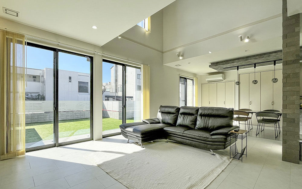 ロイヤルウッド 【59坪×吹抜け×モダン】吹抜けの大空間が暮らしを豊かにする。白のインテリアがもたらす、非日常の家の建築実例画像2