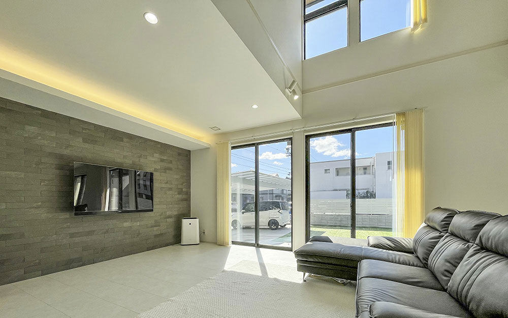 ロイヤルウッド 【59坪×吹抜け×モダン】吹抜けの大空間が暮らしを豊かにする。白のインテリアがもたらす、非日常の家の建築実例画像3