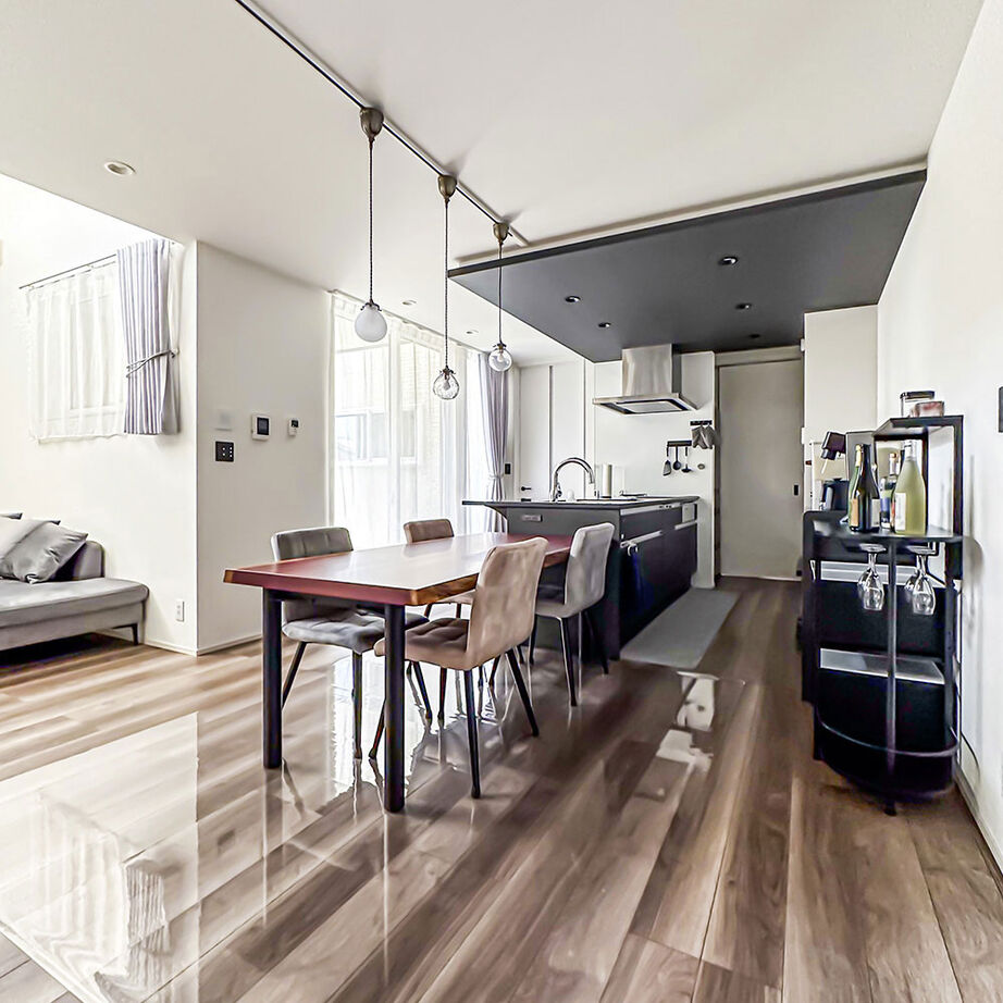 ロイヤルウッド 【34坪×中庭×平屋風】視線を気にせずのびやかに寛げる、中庭のある家。ハーフ吹抜けの開放感も格別の建築実例画像2