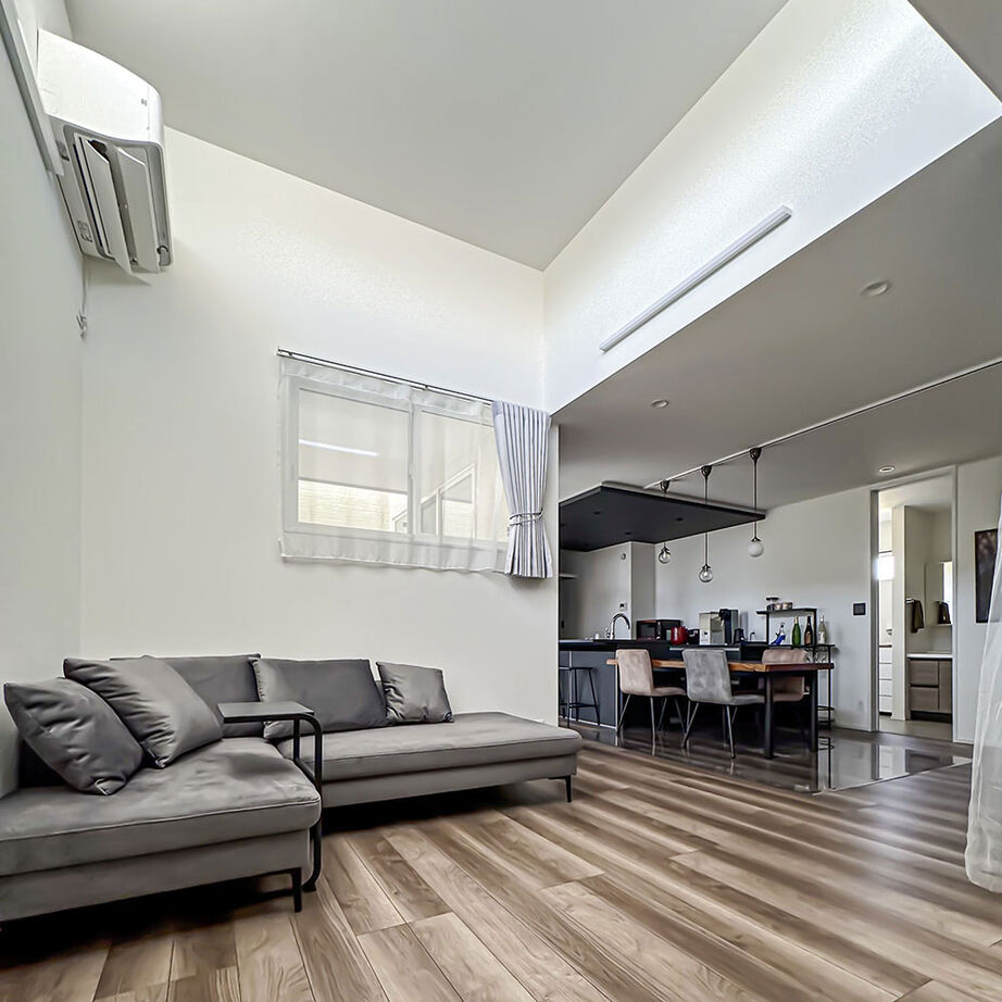 ロイヤルウッド 【34坪×中庭×平屋風】視線を気にせずのびやかに寛げる、中庭のある家。ハーフ吹抜けの開放感も格別の建築実例画像5