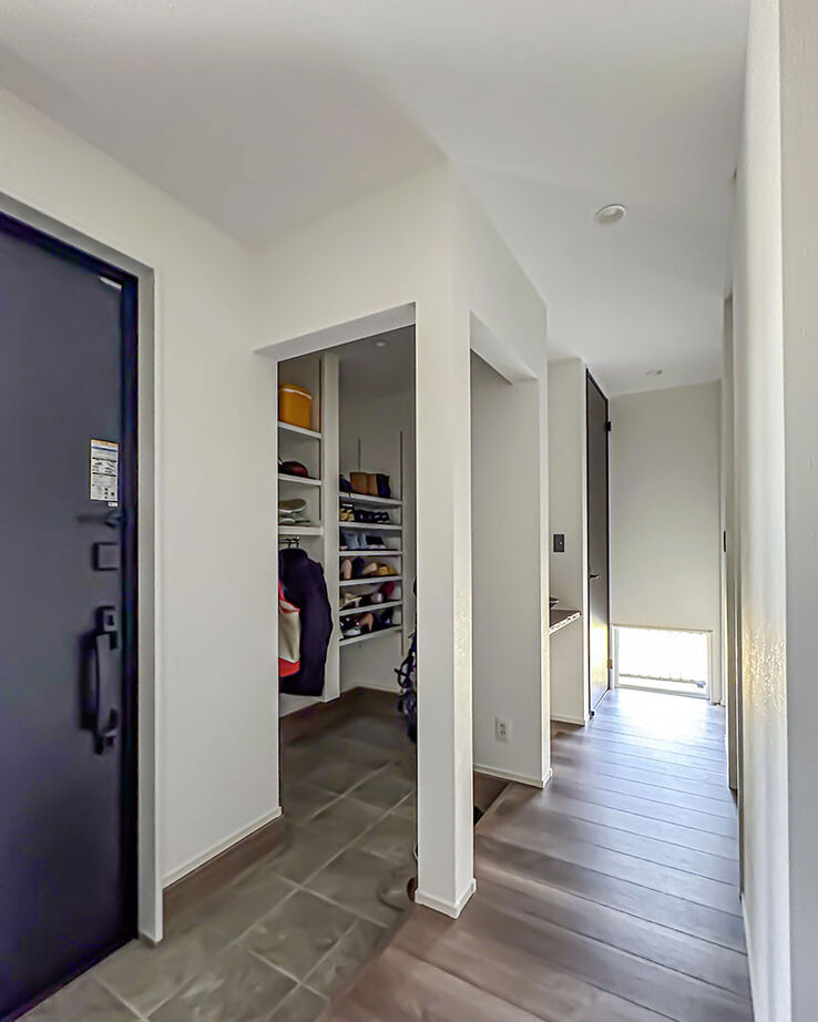 ロイヤルウッド 【34坪×中庭×平屋風】視線を気にせずのびやかに寛げる、中庭のある家。ハーフ吹抜けの開放感も格別の建築実例画像7