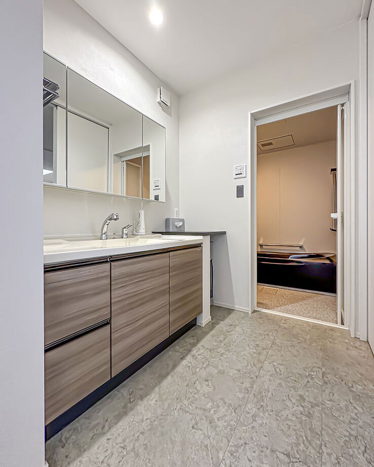 ロイヤルウッド 【34坪×中庭×平屋風】視線を気にせずのびやかに寛げる、中庭のある家。ハーフ吹抜けの開放感も格別の建築実例画像9