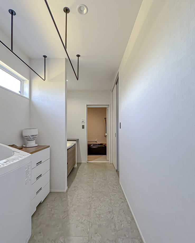 ロイヤルウッド 【34坪×中庭×平屋風】視線を気にせずのびやかに寛げる、中庭のある家。ハーフ吹抜けの開放感も格別の建築実例画像10