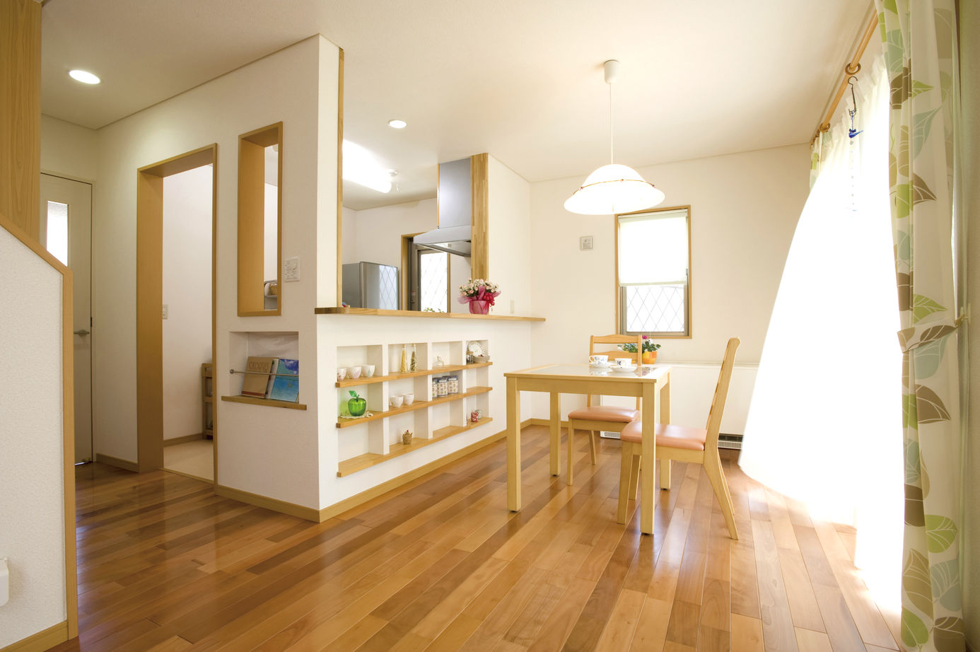 間中工務店 【1000万円台・間取図有】光あふれる南向きリビングで子どもの成長を健やかに育むの建築実例画像2