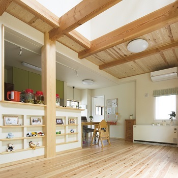 間中工務店 【2000万円台】女性目線の細やかな提案が決め手。健康にこだわった無垢材に包まれた心地いい家の建築実例画像2