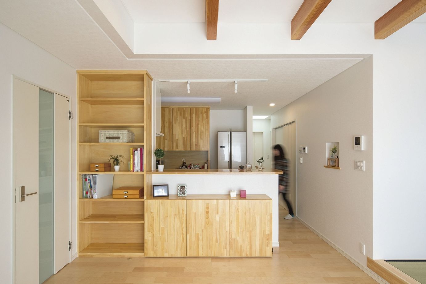 間中工務店 【2000万円台・間取り図有・自然素材系】木の心地良さが気持ちいい。女性目線の使いやすさが光る平屋＋αの家の建築実例画像2