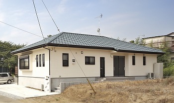 間中工務店 【平屋・2000万円台】光と風が優しく子どもを包みこみ育む。暮らしやすく家族が繋がる、心がなごむ平屋の住まいの建築実例画像2